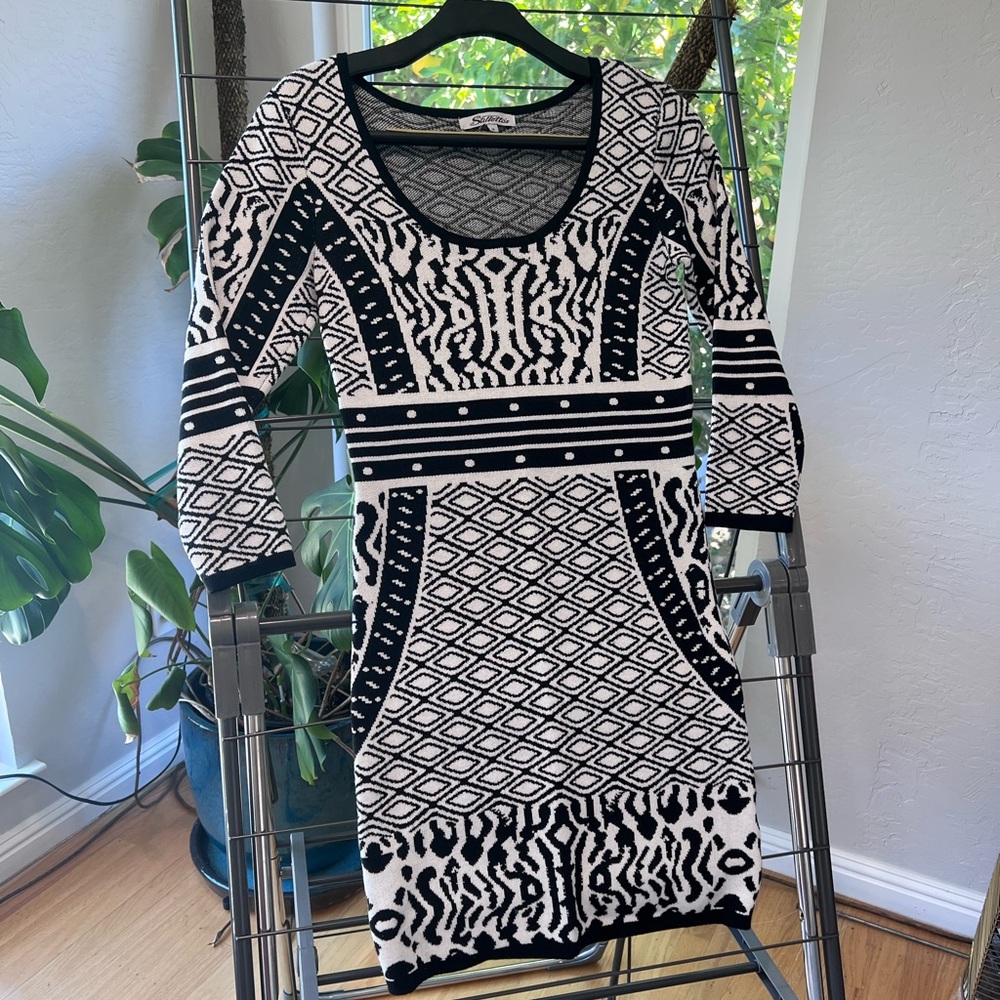 Black and White Fitted Knit Patterned Dress - Medium